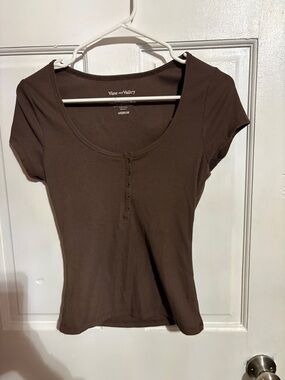 Women's Scoop Neck Ribbed Henley Top — Brown